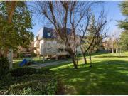 Un hogar con terrazas y chimenea en una de las...