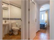 Un refugio elegante frente al puerto y las marismas