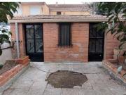 Una casa con patio y jardín en la Colonia Tercio y Terol