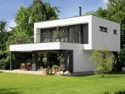 Una casa moderna y práctica con estructura prefabricada....