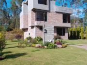 Una casa con un balance entre la naturaleza y la...