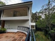 UNA CASA QUE NO NECESITA PROMESAS, SÓLO QUE LA VEAS Y TE...