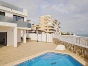 Una casa única y espaciosa en primera línea de mar, que...