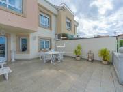 Una encantadora casa adosada ubicada en una pequeña...