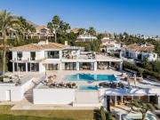 Una espectacular villa de golf en primera línea renovada...