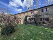 Una grande proprietà in pietra in stile fattoria situata...