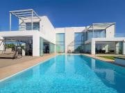 Una impresionante villa de lujo con vistas tanto al mar...