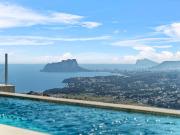 Una villa de diseño contemporáneo en un entorno...