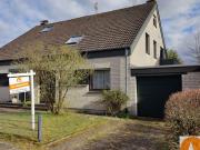 RESERVIERT: Grundsolides EFH DHH mit KG und Garage nahe...