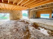 UNE BELLE BATISSE EN PIERRE DANS UN ECRIN DE VERDURE