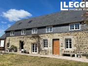 Une belle et grande maison en pierre située à proximité...