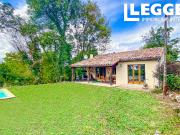 Une maison attrayante dans un petit hameau avec une...