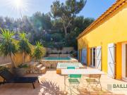 Une maison familiale avec piscine, entourée de verdure et ba