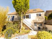 Une maison familiale et un jardin qui appellent à la...