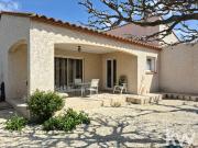 Une maison soignée dans un village recherché entre mer...