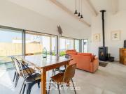 Une parenthèse de charme neuve, avec jardin et piscine...