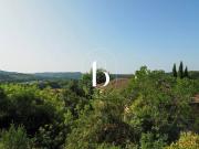 Une vue panoramique et un village tous commerces !