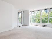 Unfurnished 2 Bedrooms+solarium Short long Term in suit...