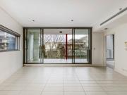 Unfurnished contemporary apartment