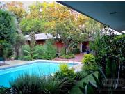 UNICA!. CASA DE ESTILO. con añeja arboleda. rodeada de...