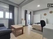 Barato Se alquila habitación en piso de 5 habitaciones...