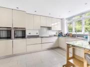 Deal! 4 bedroom detached house for rent in Flora Grove,...