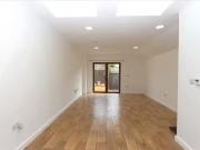 For Rent! Flat to rent in Winchester Road, London N9