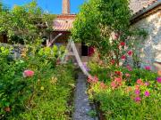 Unique maison de village et son jardin.