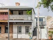 Unique renovated terrace & indoor/outdoor courtyard home