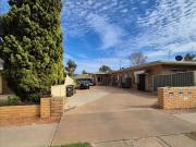 Unit Close To Local Shops And Schools