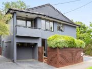 Updated apartment in a quiet cul de sac in Elwood