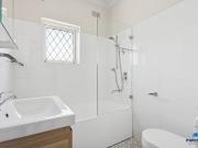 Updated Seaside Apartment In Prime Location