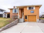 Upper 296 Toll Gate Boulevard, Waterloo, ON, N2L 4M4...