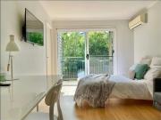 UQ Fully furnished Studio at $450 per week