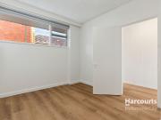 Urban Oasis: Renovated Apartment in Coveted Fawkner Park...