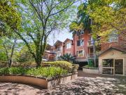 Urban Oasis: Spacious Apartment with Garden Views