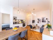 Urbaner Luxus: Neu renovierte und möblierte 3 Zimmer...
