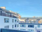 Urbanes Leben in heller Neubauwohnung mit Loggia