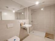 Urbanes Wohnen mit Rooftop Pool, Spa & Skylineblick –...