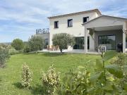 Uzès à pieds,villa sur beau terrain paysagé avec piscine