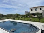 Uzès à pieds,villa sur beau terrain paysagé avec piscine
