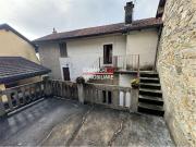 V000706 BEE, PALAZZO COMPOSTO DA DUE APPARTAMENTI E CORTE