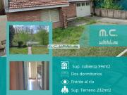 V199. CASA FRENTE AL RIO. DOS DORMITORIOS. AMPLIA COCHERA