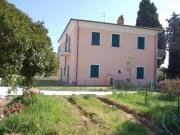 Vada ad 1,5 km dal mare, in borgo residenziale immerso...