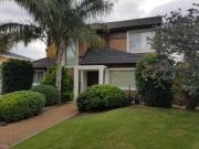 Valle escondido Barrio Los Cielos, casa de 4 dormitorios...