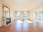 VASTE APPARTEMENT FAMILIAL TRAVERSANT EN ÉTAGE ÉLEVÉ....