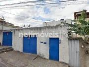 Casa com 03 barracões em terreno 370 m² , em rua de...