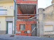 Venda de moradia em construção por terminar, com terreno...