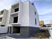 Venda Moradia T3 Gaveto Nova com Piscina em Tadim, Braga
