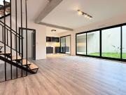 VENDE 5 AMB en duplex con JARDIN